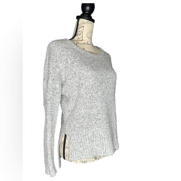 Quinn pull over crew neck sweater gray side splits EUC size M - Picture 2 of 8